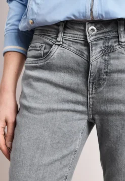 7/8 Slim Leg jeans in casual fit