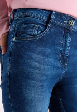 3/4 Slim Leg jeans in Slim Fit