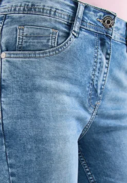3/4 Slim Leg jeans in Slim Fit