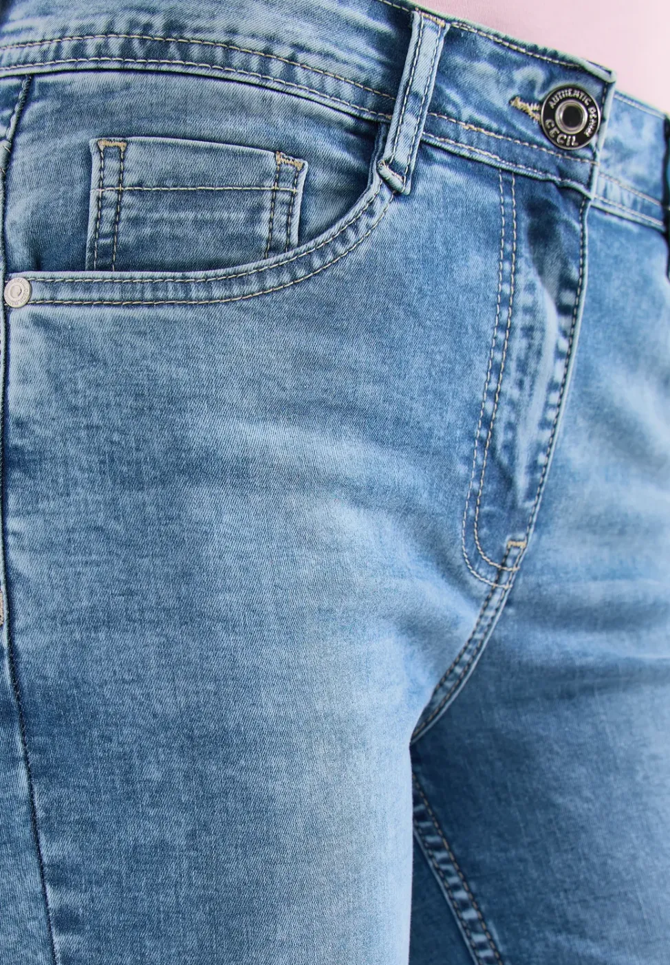 3/4 Slim Leg jeans in Slim Fit