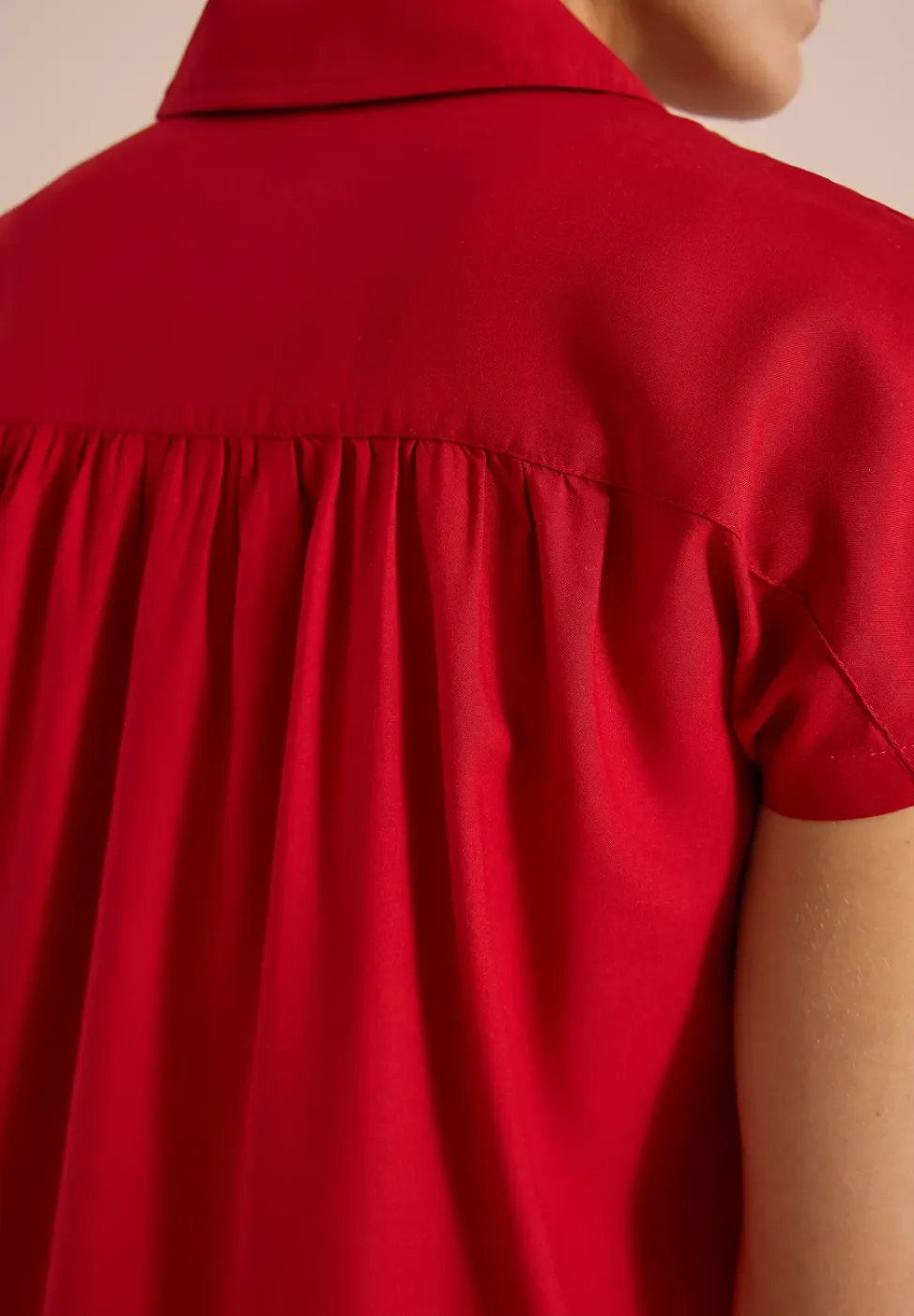 Basic blouse met overhemdkraag in effen kleur