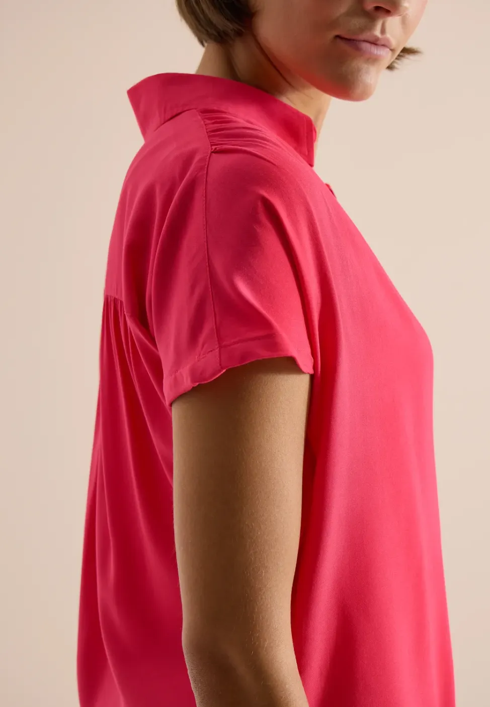 Basic blouse met overhemdkraag in effen kleur
