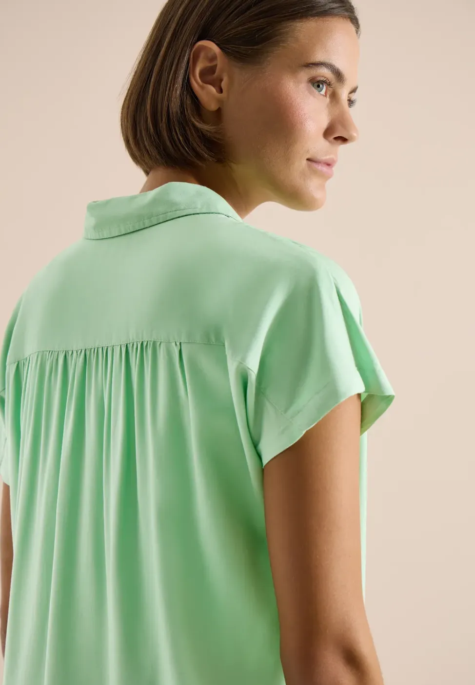Basic blouse met overhemdkraag in effen kleur