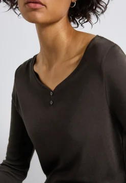 Basic shirt met knoopdetail