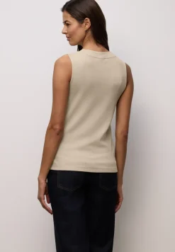 Basic top met geribbelde textuur