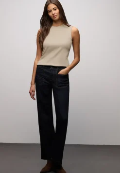 Basic top met geribbelde textuur