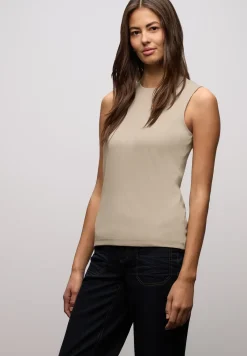 Basic top met geribbelde textuur