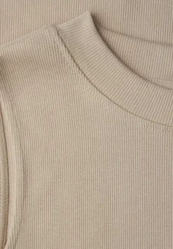 Basic top met geribbelde textuur
