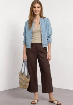 Basic top met hartvormige halslijn
