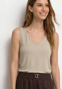 Basic top met hartvormige halslijn