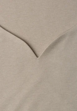Basic top met hartvormige halslijn
