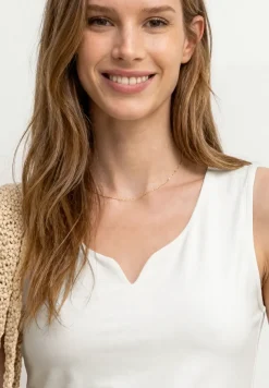 Basic top met hartvormige halslijn