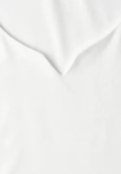 Basic top met hartvormige halslijn