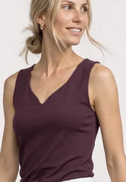 Basic top met hartvormige halslijn