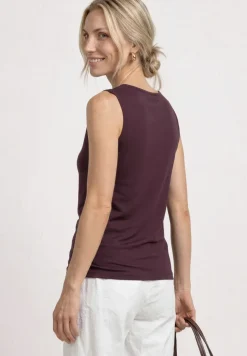 Basic top met hartvormige halslijn