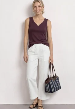 Basic top met hartvormige halslijn