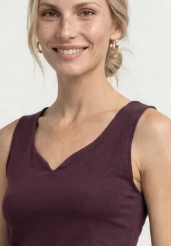 Basic top met hartvormige halslijn