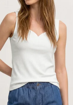 Basic top met hartvormige halslijn