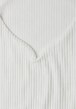 Basic top met hartvormige halslijn