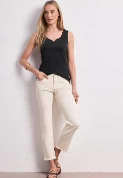 Basic top met hartvormige halslijn