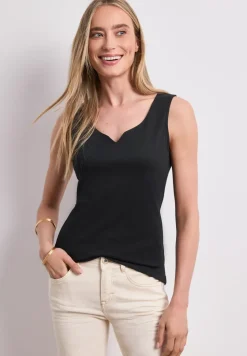 Basic top met hartvormige halslijn