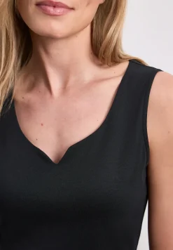 Basic top met hartvormige halslijn