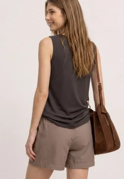Basic top met hartvormige halslijn