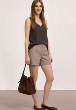 Basic top met hartvormige halslijn