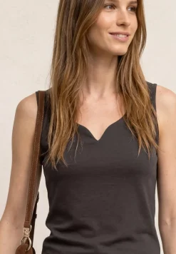Basic top met hartvormige halslijn