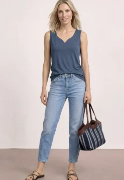 Basic top met hartvormige halslijn