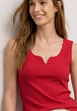 Basic top met hartvormige halslijn
