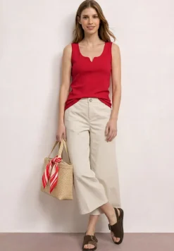 Basic top met hartvormige halslijn