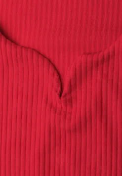 Basic top met hartvormige halslijn
