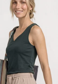 Basic top met hartvormige halslijn