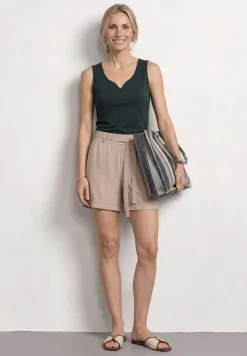 Basic top met hartvormige halslijn