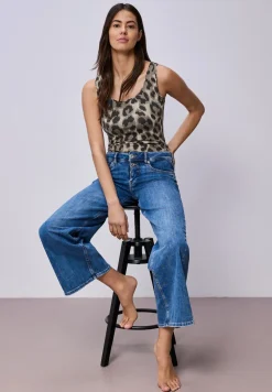 Basic top met ronde hals in leopatroon