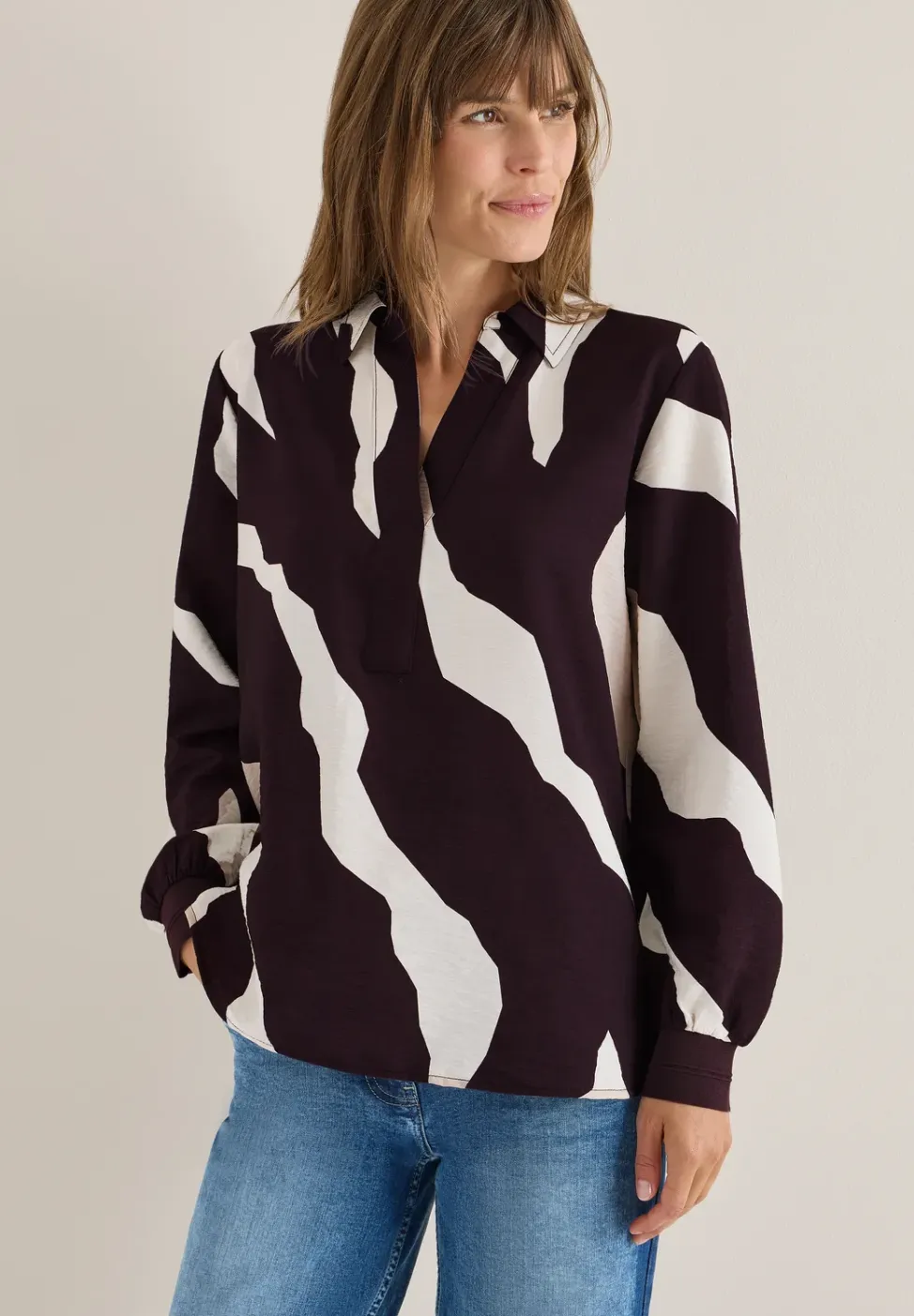 Bedrukte blouse met getapete manchetten