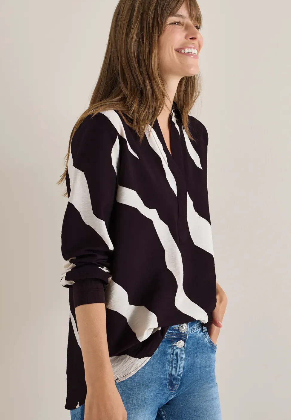 Bedrukte blouse met getapete manchetten