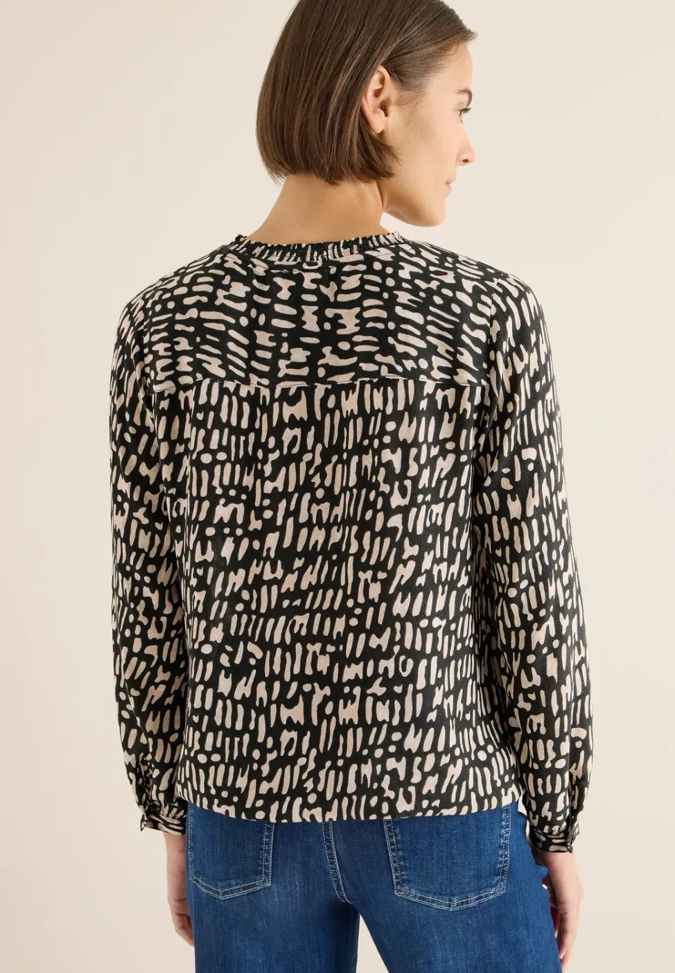 Blouse met gesmockte halslijn