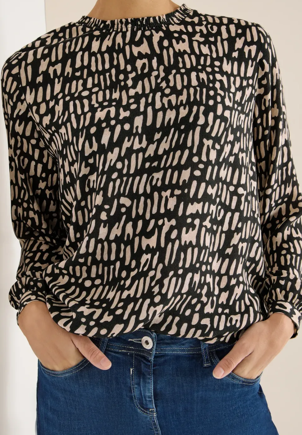 Blouse met gesmockte halslijn