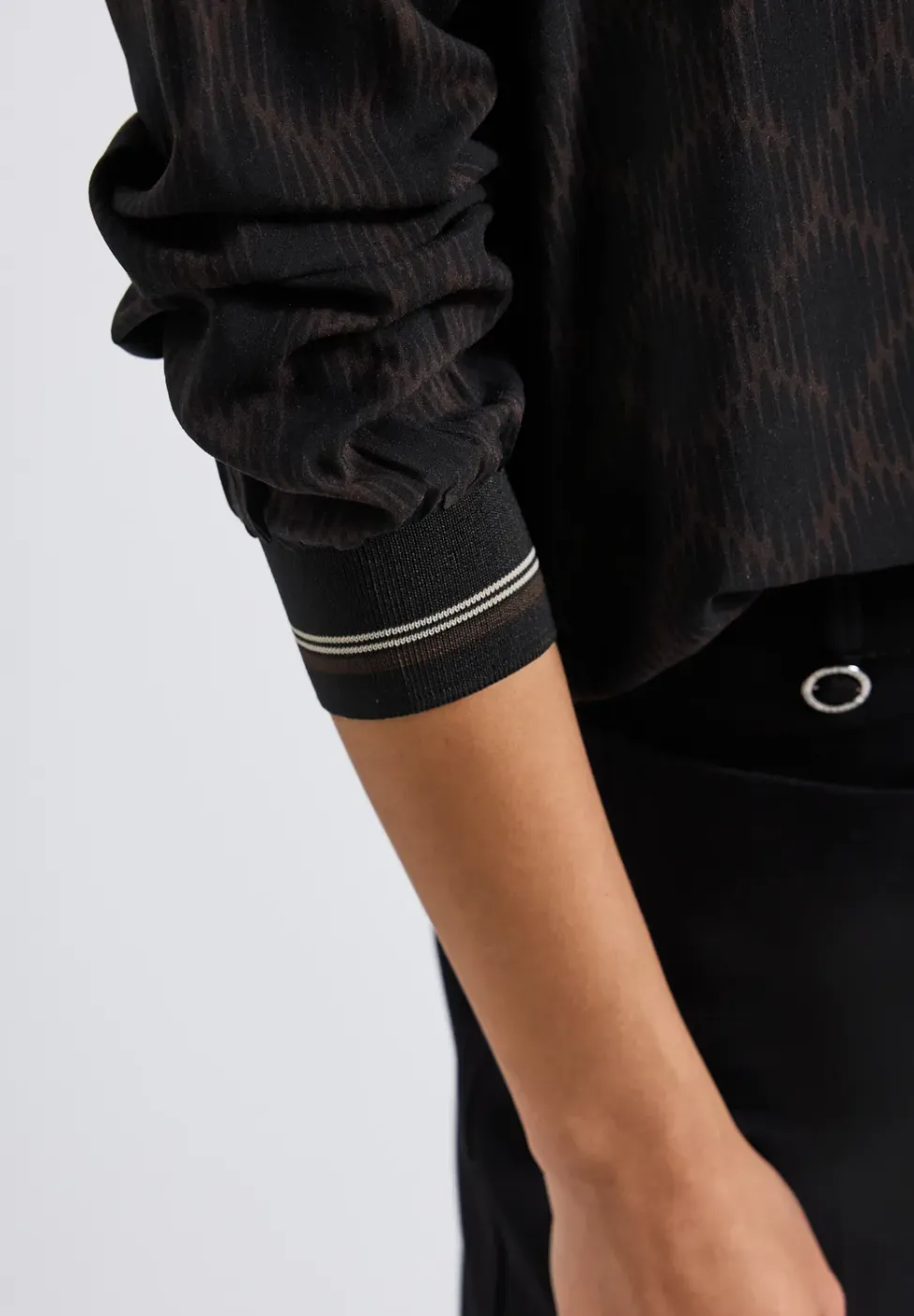 Blouse met gespleten hals en tape