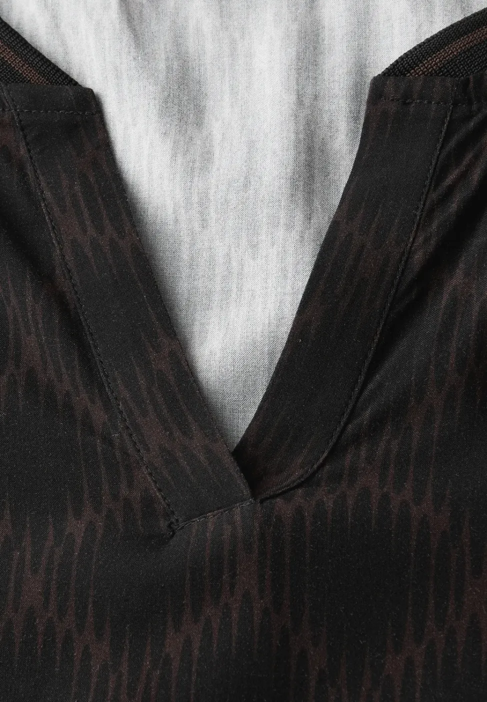 Blouse met gespleten hals en tape