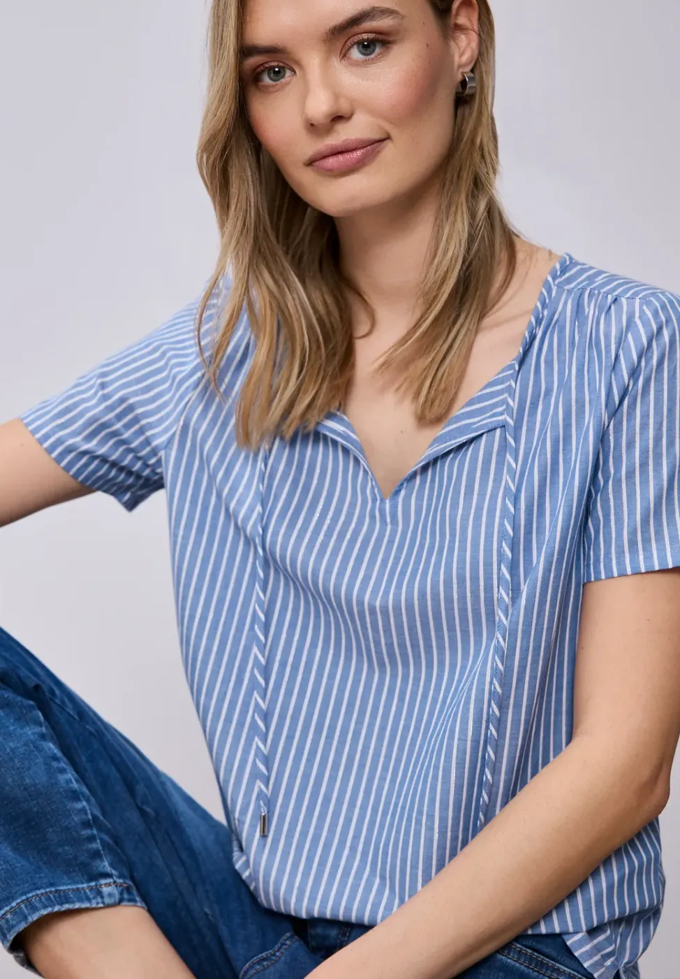 Blouse met korte mouwen, gespleten hals en strepen