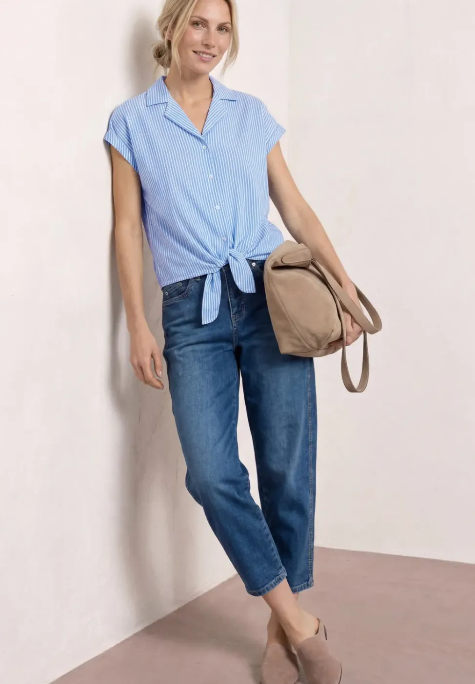 Blouse met overhangende schouders en bowlingkraag