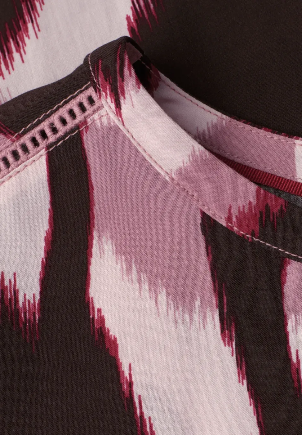 Blouse met overhangende schouders en getapete details