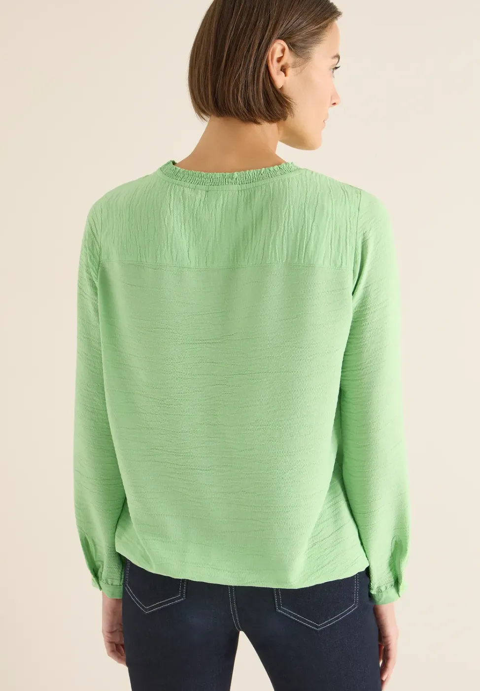 Blouse met gesmockte halslijn