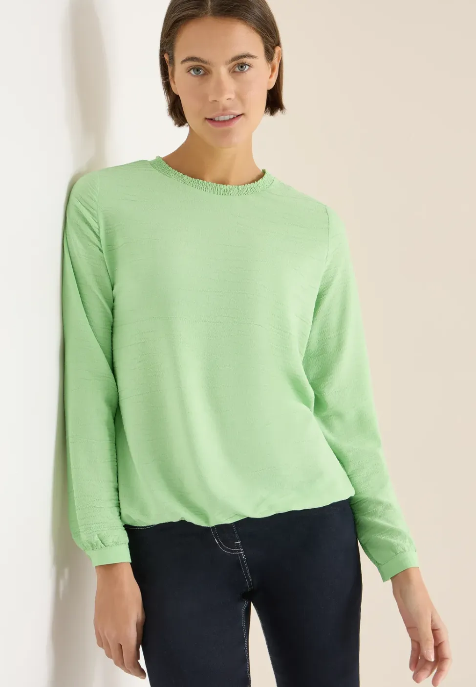 Blouse met gesmockte halslijn