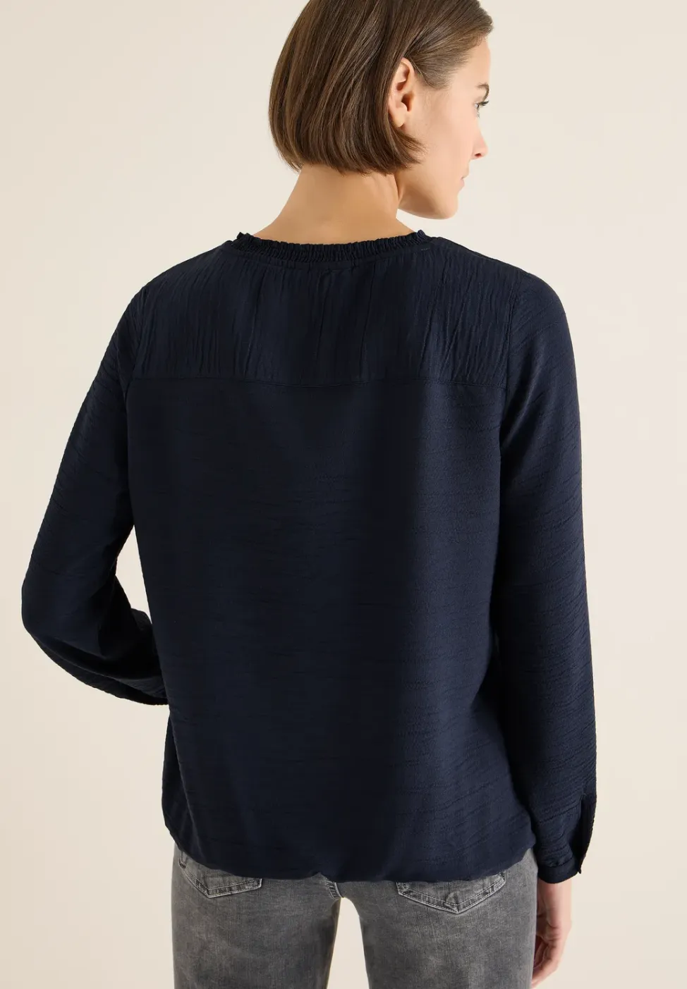 Blouse met gesmockte halslijn