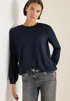 Blouse met gesmockte halslijn