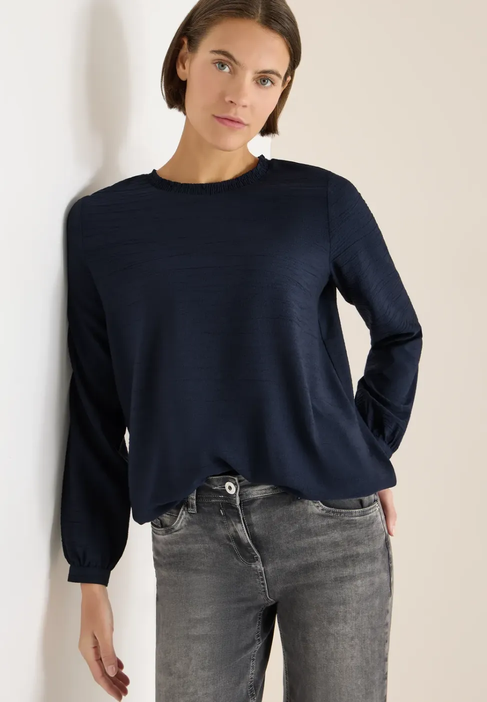 Blouse met gesmockte halslijn